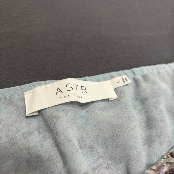 ASTR THE LABEL NEW $98 Elva Floral Ruffle Top Blue Taupe Floral Large - Picture 3 of 7